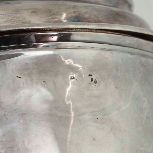 Tankard. Argento fuso, sbalzato e cesellato. Londra fine XVII - inizi XVIII secolo. Marchi consunti di difficile lettura  - Asta Argenti da collezione | XX secolo - Associazione Nazionale - Case d'Asta italiane