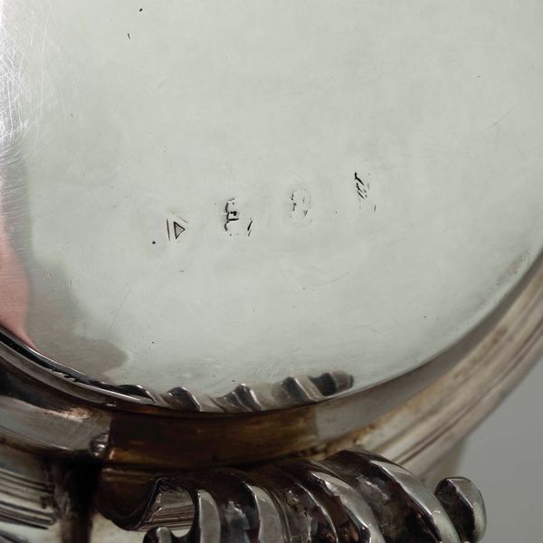 Tankard. Argento fuso, sbalzato e cesellato. Londra fine XVII - inizi XVIII secolo. Marchi consunti di difficile lettura  - Asta Argenti da collezione | XX secolo - Associazione Nazionale - Case d'Asta italiane