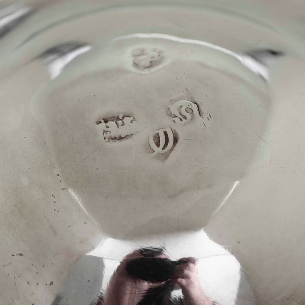 Tankard. Argento fuso, sbalzato e cesellato. Londra 1713. Marchio dellargentiere consunto di difficile lettura  - Asta Argenti da collezione | XX secolo - Associazione Nazionale - Case d'Asta italiane