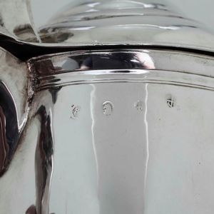 Tankard. Argento fuso, sbalzato e cesellato. Londra 1714. Marchio dellargentiere consunto di difficile lettura  - Asta Argenti da collezione | XX secolo - Associazione Nazionale - Case d'Asta italiane