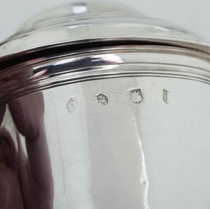 Tankard. Argento fuso e sbalzato. Londra 1724. Marchio dellargentiere consunto di difficile lettura  - Asta Argenti da collezione | XX secolo - Associazione Nazionale - Case d'Asta italiane