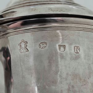 Tankard. Argento fuso e sbalzato. Londra 1725. Argentiere WA con coppa biansata (non identificato)  - Asta Argenti da collezione | XX secolo - Associazione Nazionale - Case d'Asta italiane