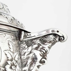 Tankard. Argento fuso, sbalzato e cesellato. Londra 1727. Marchio dellargentiere parziale di difficile identificazione (J. Millington?) e altri marchi per Londra 1877 e dellargentiere Frederick Brasted  - Asta Argenti da collezione | XX secolo - Associazione Nazionale - Case d'Asta italiane