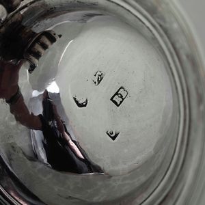 Tankard. Argento fuso, sbalzato e cesellato. Londra 1733. Argentiere R.B. (Richard Bayley?)  - Asta Argenti da collezione | XX secolo - Associazione Nazionale - Case d'Asta italiane