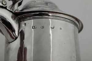 Tankard. Argento fuso, sbalzato e cesellato. Londra 1733. Argentiere R.B. (Richard Bayley?)  - Asta Argenti da collezione | XX secolo - Associazione Nazionale - Case d'Asta italiane