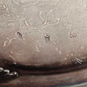 Salver. Argento fuso, sbalzato e cesellato. Dublino 1728, argentiere William Williamson  - Asta Argenti da collezione | XX secolo - Associazione Nazionale - Case d'Asta italiane