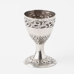 Bicchiere Kiddush. Argento fuso, sbalzato e cesellato. Bolli di Tripoli, 1930 circa  - Asta Argenti da collezione | XX secolo - Associazione Nazionale - Case d'Asta italiane