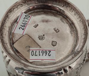 Mug. Argento fuso e cesellato (sbalzato in epoca successiva). Londra 1729/1731. Argentiere Humprey Payne  - Asta Argenti da collezione | XX secolo - Associazione Nazionale - Case d'Asta italiane