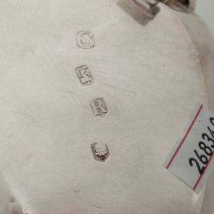 Coppia di salsiere. Argento fuso, sbalzato e cesellato. Marchio della citt di Londra per l'anno 1732, argentiere George Wickes  - Asta Argenti da collezione | XX secolo - Associazione Nazionale - Case d'Asta italiane