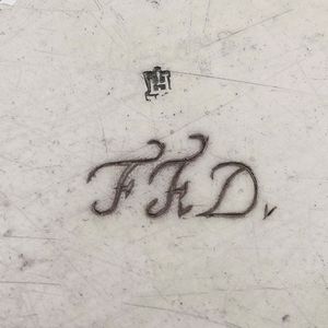 Piatto. Argento fuso e sbalzato. Genova XVIII secolo. Marchio della �Torretta� con datario consunto  - Asta Argenti da collezione | XX secolo - Associazione Nazionale - Case d'Asta italiane