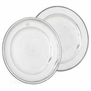 Due piatti. Argento fuso, sagomato e cesellato. Genova primo quarto del XIX secolo, marchio della �Torretta� con datario per gli anni 1820 e 1823  - Asta Argenti da collezione | XX secolo - Associazione Nazionale - Case d'Asta italiane