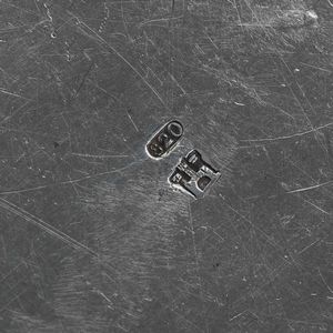 Due piatti. Argento fuso, sagomato e cesellato. Genova primo quarto del XIX secolo, marchio della �Torretta� con datario per gli anni 1820 e 1823  - Asta Argenti da collezione | XX secolo - Associazione Nazionale - Case d'Asta italiane