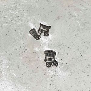 Due piatti. Argento fuso, sagomato e cesellato. Genova primo quarto del XIX secolo, marchio della �Torretta� con datario per gli anni 1820 e 1823  - Asta Argenti da collezione | XX secolo - Associazione Nazionale - Case d'Asta italiane