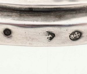 Coppia di candelieri. Argento fuso, sbalzato e cesellato. Genova XIX secolo, marchi delfino e croce mauriziana in uso dal 1825 al 1872  - Asta Argenti da collezione | XX secolo - Associazione Nazionale - Case d'Asta italiane