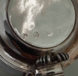 Tankard. Argento fuso, sbalzato e cesellato. Londra possibile 1577, marchio dellargentiere con lettera K entro scudo parzialmente consunto  - Asta Argenti da collezione | XX secolo - Associazione Nazionale - Case d'Asta italiane
