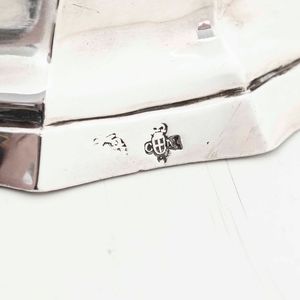 Coppia di candelieri. Argento fuso e sbalzato. Torino seconda met� del XVIII secolo, saggiatore Carlo Micha (1759-1787), argentiere Gabriel MArcello Giuliano (1760-1786)  - Asta Argenti da collezione | XX secolo - Associazione Nazionale - Case d'Asta italiane