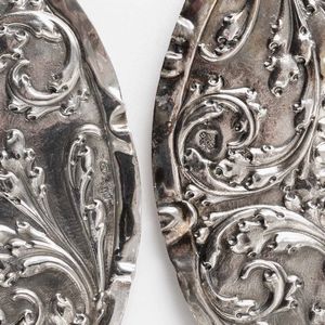 Due piatti da parata. Argento fuso, sbalzato e cesellato. Bolli di Torino post 1814 e dell�assaggiatore Luigi Vernoni  - Asta Argenti da collezione | XX secolo - Associazione Nazionale - Case d'Asta italiane
