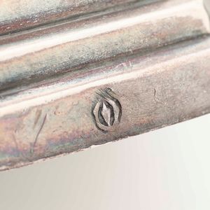 Coppia di candelieri in argento fuso, sbalzato e cesellato. Milano seconda met� del XVIII secolo. Argentiere Pietro Rubini all�insegna del carciofo  - Asta Argenti da collezione | XX secolo - Associazione Nazionale - Case d'Asta italiane