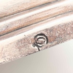 Coppia di candelieri in argento fuso, sbalzato e cesellato. Milano seconda met� del XVIII secolo. Argentiere Pietro Rubini all�insegna del carciofo  - Asta Argenti da collezione | XX secolo - Associazione Nazionale - Case d'Asta italiane