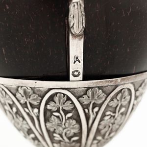 Zuccheriera. Argento fuso, sbalzato, cesellato e noce di cocco. Argenteria milanese del XIX secolo, marchio di titolo in uso dal 1812 al 1872  - Asta Argenti da collezione | XX secolo - Associazione Nazionale - Case d'Asta italiane