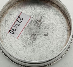 Tabacchiera. Argento fuso, sbalzato e cesellato. Venezia XVIII secolo. Marchi del saggiatore e dell�argentiere consunti di difficile lettura  - Asta Argenti da collezione | XX secolo - Associazione Nazionale - Case d'Asta italiane