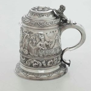 Tankard. Argento fuso, sbalzato e cesellato. Londra terzo quarto del XVIII secolo (1763?). Argentiere DR sormontato da corona (non identificato)  - Asta Argenti da collezione | XX secolo - Associazione Nazionale - Case d'Asta italiane