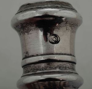 Coppia di candelieri. Argento fuso e sagomato. Venezia XVIII secolo, marchio dell�argentiere VC (documentato ma non identificato)  - Asta Argenti da collezione | XX secolo - Associazione Nazionale - Case d'Asta italiane