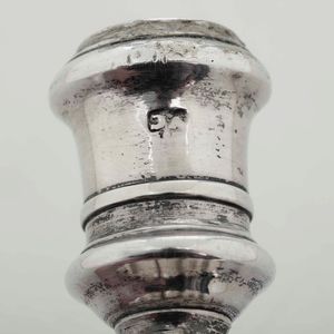 Coppia di candelieri. Argento fuso e sagomato. Venezia XVIII secolo, marchio dell�argentiere VC (documentato ma non identificato)  - Asta Argenti da collezione | XX secolo - Associazione Nazionale - Case d'Asta italiane