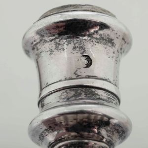 Coppia di candelieri. Argento fuso e sagomato. Venezia XVIII secolo, marchio dell�argentiere VC (documentato ma non identificato)  - Asta Argenti da collezione | XX secolo - Associazione Nazionale - Case d'Asta italiane