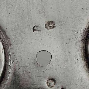 Madonna con Bambino in argento fuso, cesellato e traforato. Granducato di Parma e Piacenza. Bolli di occupazione francese in uso dal 1808 al 1814. Argentiere GM entro losanga  - Asta Argenti da collezione | XX secolo - Associazione Nazionale - Case d'Asta italiane