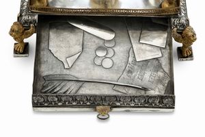 Importante calamaio neoclassico. Argento fuso, sbalzato, traforato, cesellato e dorato. Ducato di Parma e Piacenza XIX secolo. Argentiere Luigi Vernazzi (attribuito a)  - Asta Argenti da collezione | XX secolo - Associazione Nazionale - Case d'Asta italiane