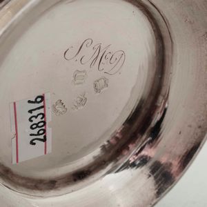 Mug in argento fuso, sbalzato e cesellato. Marchio della citt di Londra per l'anno 1748, argentiere probabilmente John Robinson (bollo consunto di difficile lettura)  - Asta Argenti da collezione | XX secolo - Associazione Nazionale - Case d'Asta italiane