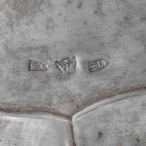 Vassoio in argento fuso e sbalzato. Palermo, XVIII secolo. Punzone del console probabilmente Agostino di Filippo (documentato nel 1754) e dell�argentiere G.C.  - Asta Argenti da collezione | XX secolo - Associazione Nazionale - Case d'Asta italiane