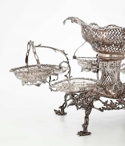 Importante epergne in argento sterling fuso, sbalzato, traforato e cesellato. Londra 1766 Argentiere Emick Romer  - Asta Argenti da collezione | XX secolo - Associazione Nazionale - Case d'Asta italiane