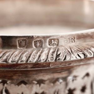 Importante epergne in argento sterling fuso, sbalzato, traforato e cesellato. Londra 1766 Argentiere Emick Romer  - Asta Argenti da collezione | XX secolo - Associazione Nazionale - Case d'Asta italiane