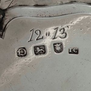 Coppia di salver. Argento fuso, sbalzato e cesellato. Londra 1759. Marchi dellargentiere IC (John Carter documentato dal 1797, probabile autore degli stemmi incisi in epoca posteriore)  - Asta Argenti da collezione | XX secolo - Associazione Nazionale - Case d'Asta italiane