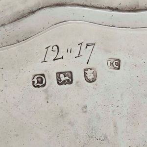 Coppia di salver. Argento fuso, sbalzato e cesellato. Londra 1759. Marchi dellargentiere IC (John Carter documentato dal 1797, probabile autore degli stemmi incisi in epoca posteriore)  - Asta Argenti da collezione | XX secolo - Associazione Nazionale - Case d'Asta italiane