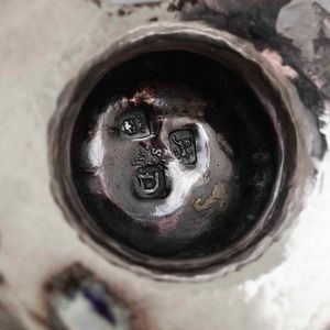 Coppa biansata. Argento fuso e sbalzato. Londra 1759. Marchio dellargentiere parziale di difficile lettura, possibile William Shaw & William Priest  - Asta Argenti da collezione | XX secolo - Associazione Nazionale - Case d'Asta italiane