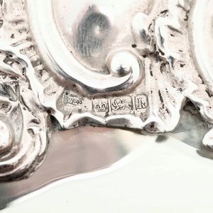 Specchio da tavolo. Argento fuso e sagomato. Marchi della citt� di Sheffield per l�anno 1902 e dell�argentiere consunto di difficile lettura  - Asta Argenti da collezione | XX secolo - Associazione Nazionale - Case d'Asta italiane