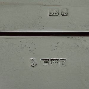 Scatola da bridge. Argento fuso, sbalzato e cesellato. Anima in legno. Marchi della citt� di Chester per l�anno 1905 e dell�argentiere George Natan & Ridley Heyes  - Asta Argenti da collezione | XX secolo - Associazione Nazionale - Case d'Asta italiane