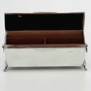 Scatola da bridge. Argento fuso, sbalzato e cesellato. Anima in legno. Marchi della citt� di Chester per l�anno 1905 e dell�argentiere George Natan & Ridley Heyes  - Asta Argenti da collezione | XX secolo - Associazione Nazionale - Case d'Asta italiane