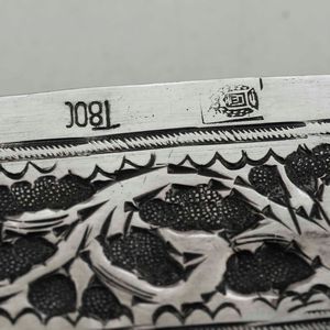 Coppia di piatti da portata. Argento fuso, sbalzato e cesellato. Argenteria coloniale italiana (Tripoli) prima met� del XX secolo  - Asta Argenti da collezione | XX secolo - Associazione Nazionale - Case d'Asta italiane