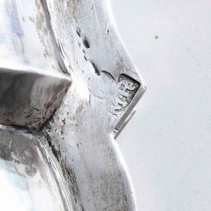 Sei piatti e due vassoi in argento fuso, sbalzato e sagomato. Argenteria artistica italiana del XX secolo. Marchi ad imitazione dell�argenteria veneta del XVIII secolo  - Asta Argenti da collezione | XX secolo - Associazione Nazionale - Case d'Asta italiane