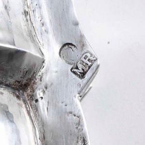 Sei piatti e due vassoi in argento fuso, sbalzato e sagomato. Argenteria artistica italiana del XX secolo. Marchi ad imitazione dell�argenteria veneta del XVIII secolo  - Asta Argenti da collezione | XX secolo - Associazione Nazionale - Case d'Asta italiane