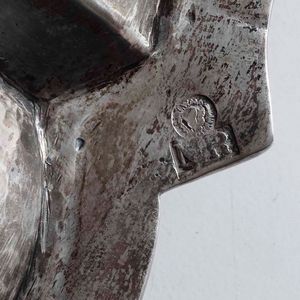 Sei piatti e due vassoi in argento fuso, sbalzato e sagomato. Argenteria artistica italiana del XX secolo. Marchi ad imitazione dell�argenteria veneta del XVIII secolo  - Asta Argenti da collezione | XX secolo - Associazione Nazionale - Case d'Asta italiane