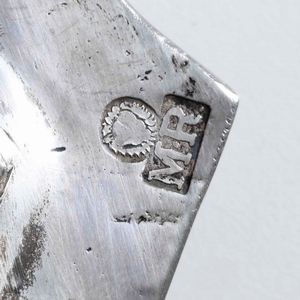 Sei piatti e due vassoi in argento fuso, sbalzato e sagomato. Argenteria artistica italiana del XX secolo. Marchi ad imitazione dell�argenteria veneta del XVIII secolo  - Asta Argenti da collezione | XX secolo - Associazione Nazionale - Case d'Asta italiane