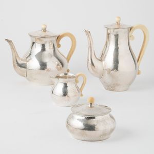 Servizio da t� e caff�. Argenteria milanese del XX secolo. Bollo con fascio littorio in uso dal 1935 al 1945. Argentiere Eros Genazzi  - Asta Argenti da collezione | XX secolo - Associazione Nazionale - Case d'Asta italiane