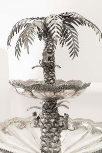 Monumentale fontana centrotavola. Argento fuso, sbalzato, cesellato e base circolare in malachite. Argenteria artistica italiana della prima met� del XX secolo  - Asta Argenti da collezione | XX secolo - Associazione Nazionale - Case d'Asta italiane