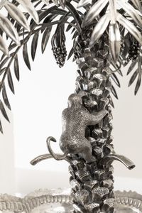 Monumentale fontana centrotavola. Argento fuso, sbalzato, cesellato e base circolare in malachite. Argenteria artistica italiana della prima met� del XX secolo  - Asta Argenti da collezione | XX secolo - Associazione Nazionale - Case d'Asta italiane