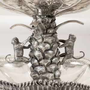 Monumentale fontana centrotavola. Argento fuso, sbalzato, cesellato e base circolare in malachite. Argenteria artistica italiana della prima met� del XX secolo  - Asta Argenti da collezione | XX secolo - Associazione Nazionale - Case d'Asta italiane